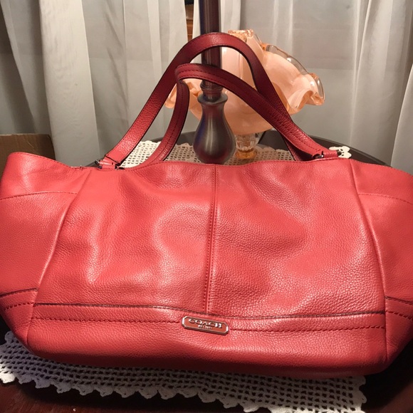 Coach Handbags - Coach Handbag with zipper close